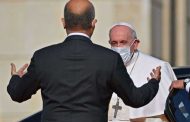 البابا فرانسيس يفاجأ المسؤولين العراقيين: كفى عنفا وفسادا وتحزبات