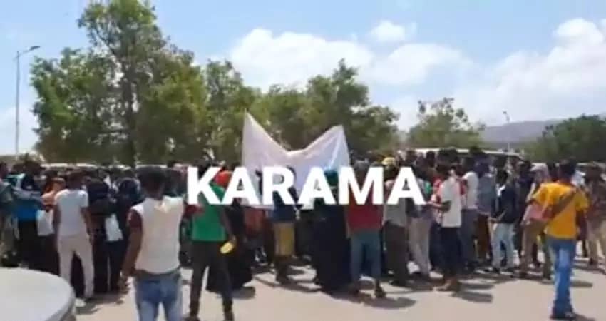 المئات من ابناء الجالية الأثيوبية والمهاجرين يتظاهرون في عدن وصنعاء