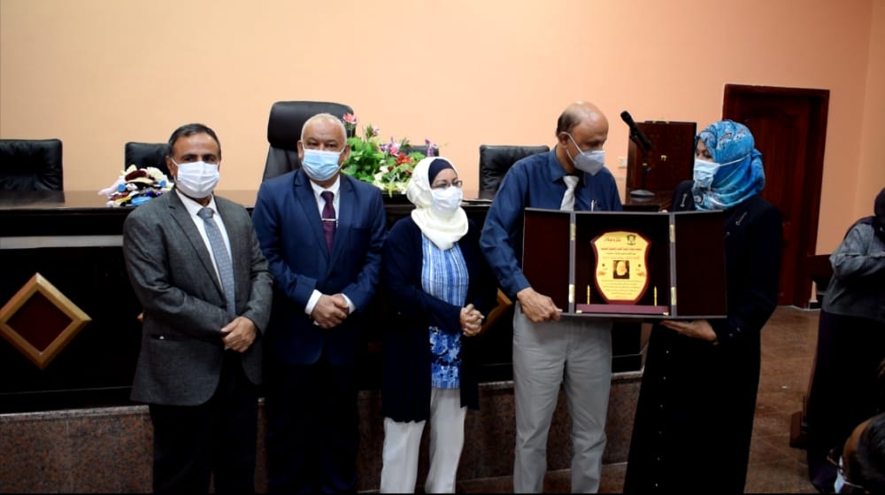 وزير الخدمة ورئيس جامعة عدن يكرمان عميدة كلية الطب السابقة 