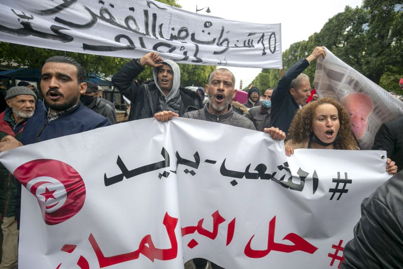 وسط أزمة اقتصادية وسياسية خانقة .. ضغط شعبي في تونس من أجل حل البرلمان