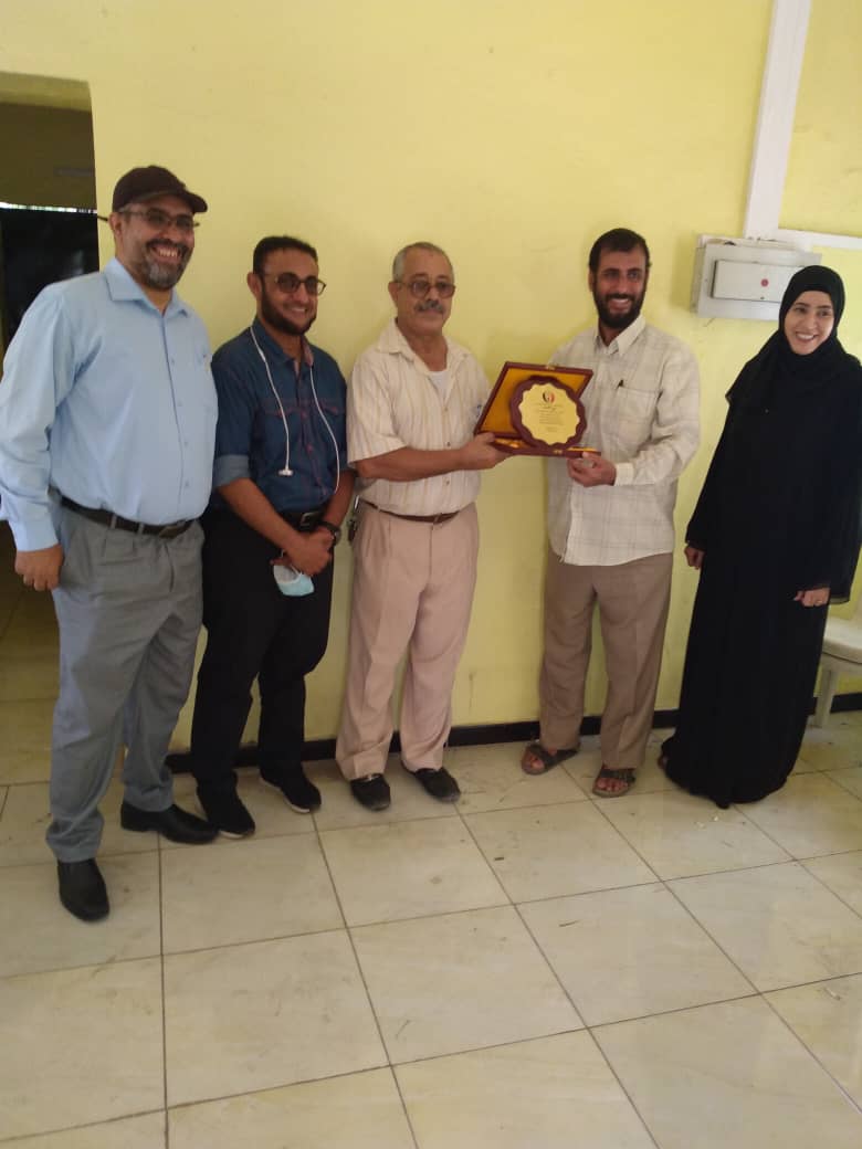 الإتحاد اليمني للإعلام الرياضي يكرم نقيب الصحفيين بعدن بدرع الإتحاد