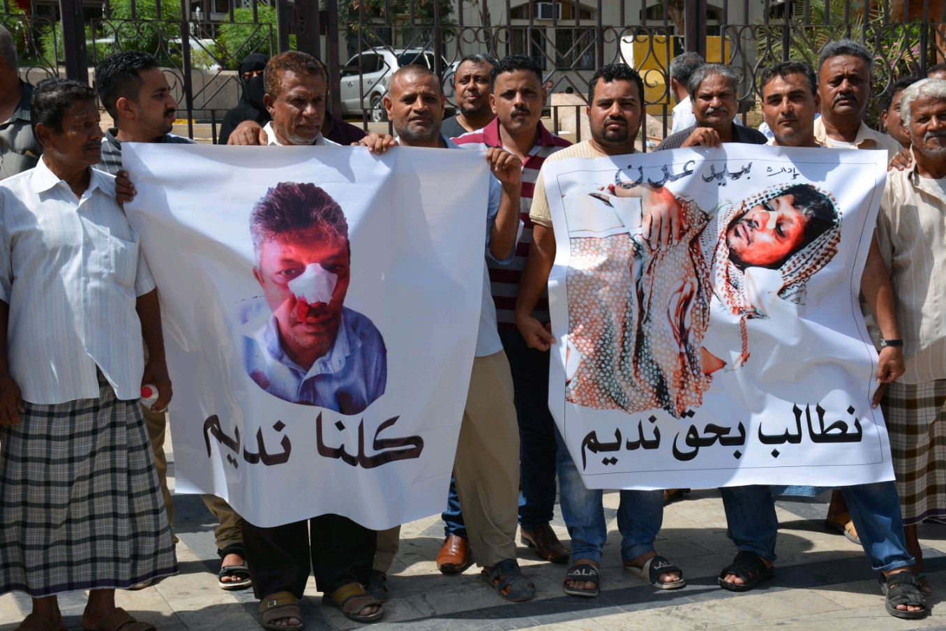 موظفو بريد عدن ينظمون وقفة احتجاجية للمطالبة بمعاقبة المعتدي على مدير بريد خورمكسر