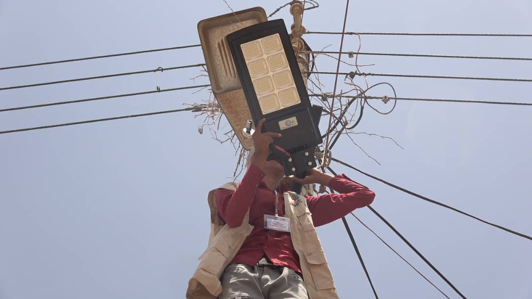 محلي مديرية تبن يدشن تركيب إنارة الشوارع بالطاقة الشمسية