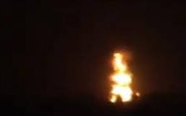 شاهد بالفيديو : إحراق المليشيات الحوثية شاحنتين محملة بالمشتقات النفطية