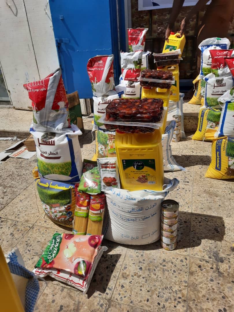 إئتلاف الأمل ومؤسسة سناء يدشنان توزيع السلل الرمضانية بعدن