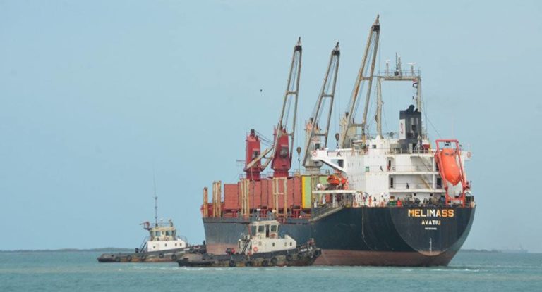 المجلس الأقتصادي الأعلى يتهم الميليشيا بنهب نحو 70 مليار من رسوم واردات الوقود عبر ميناء الحديدة