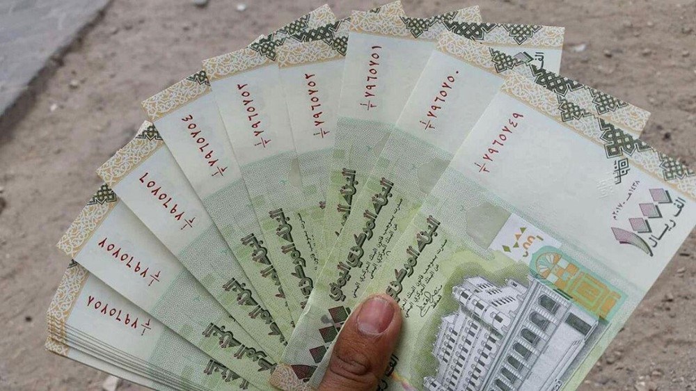 مليشيا الحوثي تداهم المحلات التجارية والبسطات في مناطق العود بالضالع