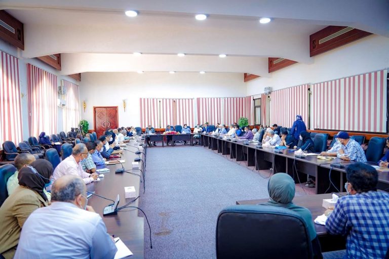 طالب بإعادة فتح فرع البنك المركزي .. تنفيذي عدن يقر تشكيل مجلس اقتصادي