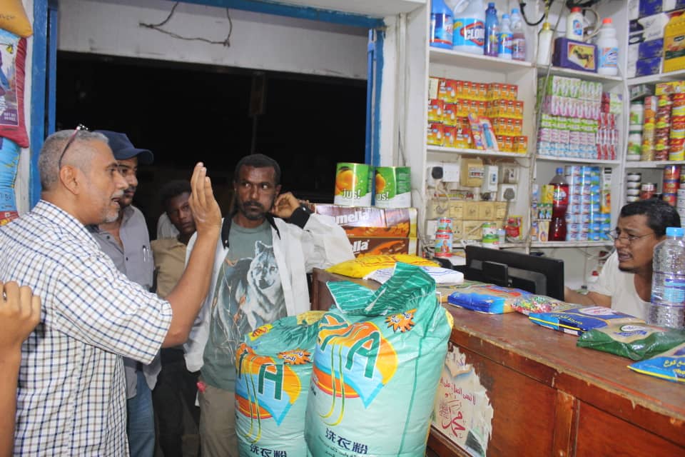 الصناعة بعدن تضبط عددا من المحلات التجارية في حملتها الرقابية بالشيخ عثمان