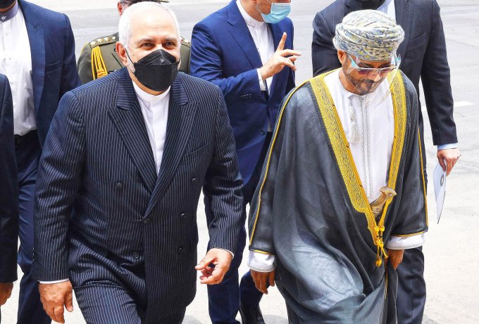 ظريف يستكمل في عُمان جولة استكشاف أجواء الحوار مع السعودية