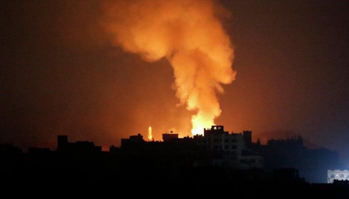 سلسلة انفجارات ضخمة داخل أحد أكبر مستودعات التابعة للحوثيين بصنعاء