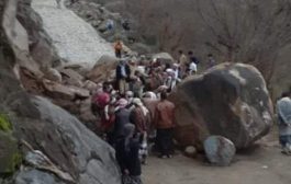 صخور كبيرة تقطع طريق جبل حبشي 