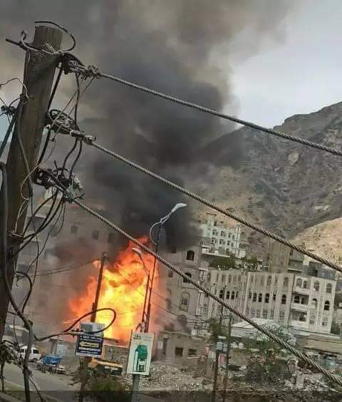 انفجار يهز منطقة الحوبان بمحافظة تعز واحتراق سوبر ماركت 