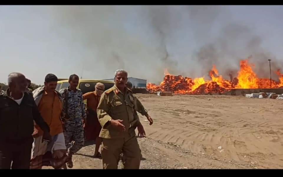 محافظ لحج يشكل لجنة لتقصي الحقائق في الحريق الذي لا يزال مستمر منذ يوم امس