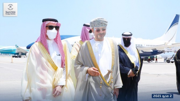حل أزمة اليمن .. وزير الخارجية السعودي يصل مسقط لبحث