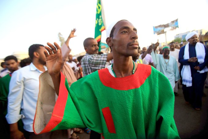 استدارة حكومية نحو الصوفيين لمواجهة تصعيد الحركة الإسلامية في السودان