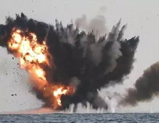 التحالف يدمر زورق حوثي مفخخ جنوب البحر الأحمر