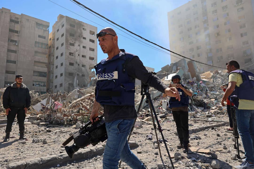 الصحافي عاريا أمام الرصاص في غزة