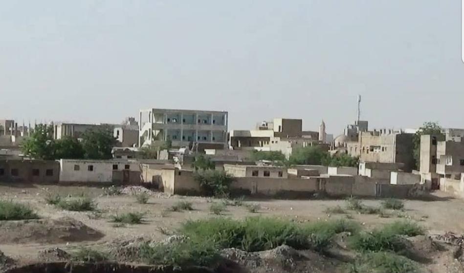 بمختلف انواع الأسلحة .. مليشيا الحوثي الانقلابية تستهدف أحياء مدينة حيس