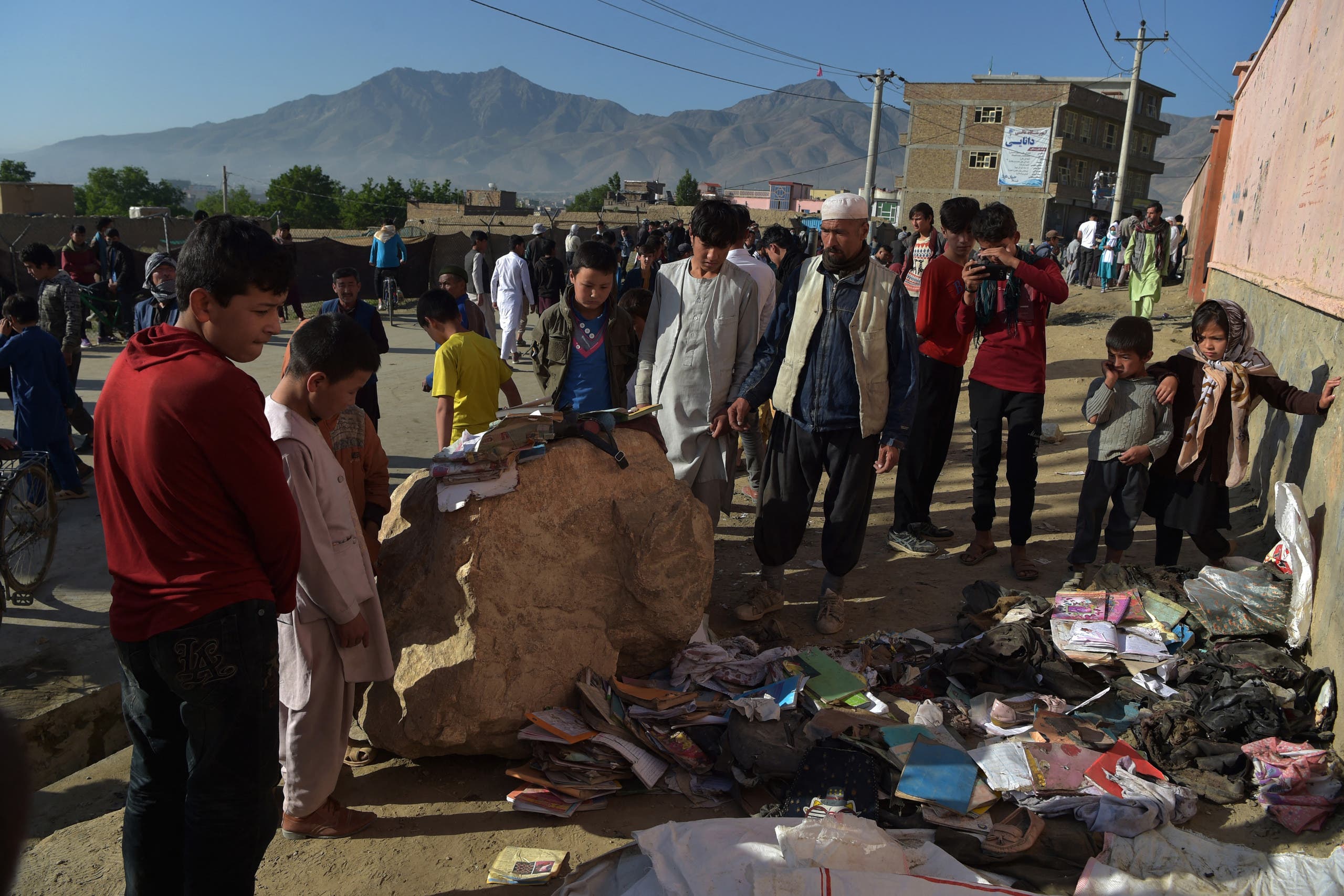 أفغانستان تدفن صغارها في هجوم ارهابي على مدرسة في كابول
