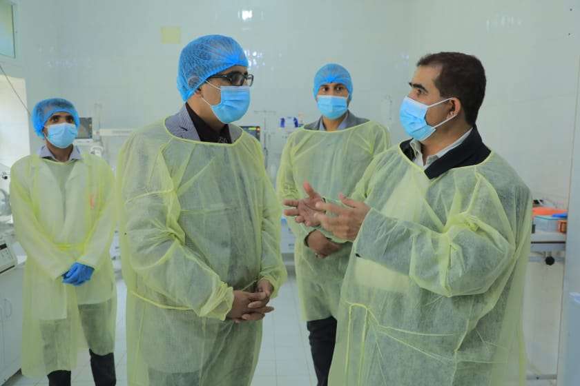 وزير الصحة يتفقد سير العمل في مستشفيات مأرب ويضع حجر أساس لإنشاء مصنع اكسجين