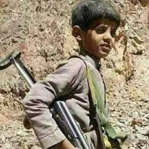 قوات التحالف تسلم الحكومة اليمنية أحد الأطفال المجندين من قبل الميليشيا الحوثية