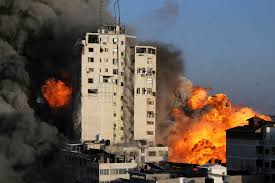 شاهد بالفيديو : قصف اسرائيل لبرج سكني تعمل به وسائل الإعلام الدولية