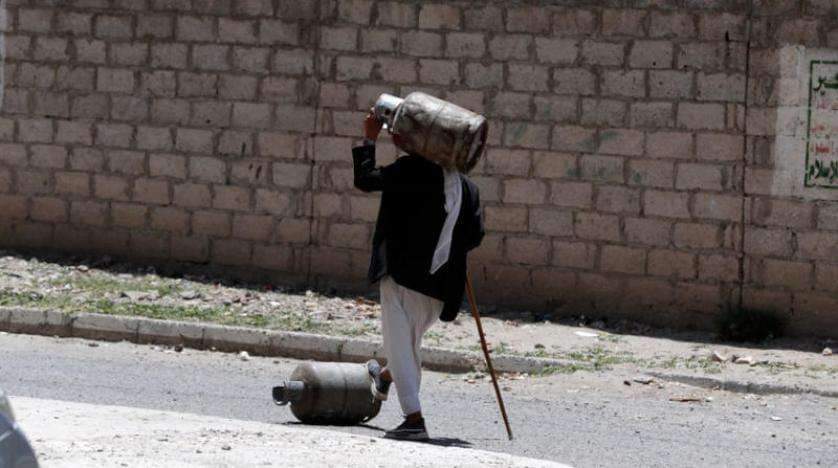 الشرق الأوسط : الحوثيون يعبثون بالمال وسكان «مناطقهم» يموتون جوعاً