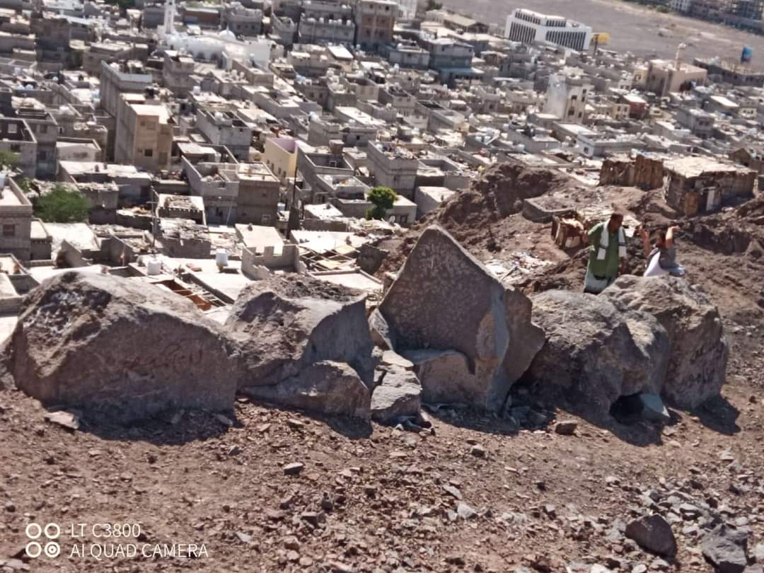 توجيهات بإجراء مسح للصخور بمديرية المعلا الآيلة للسقوط