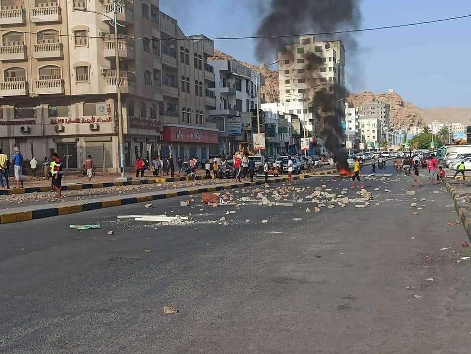 الحراك الثوري يصدر بلاغاً صحفياً عن احداث المكلا وسقوط جرحى