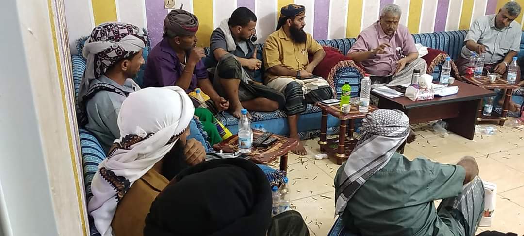 محافظ لحج يوجه بتوقيف قائد قوات المداهمات وتشكيل لجنة قانونية لدراسة ملف قضية الاقتحام وإنها الحشود القبلية