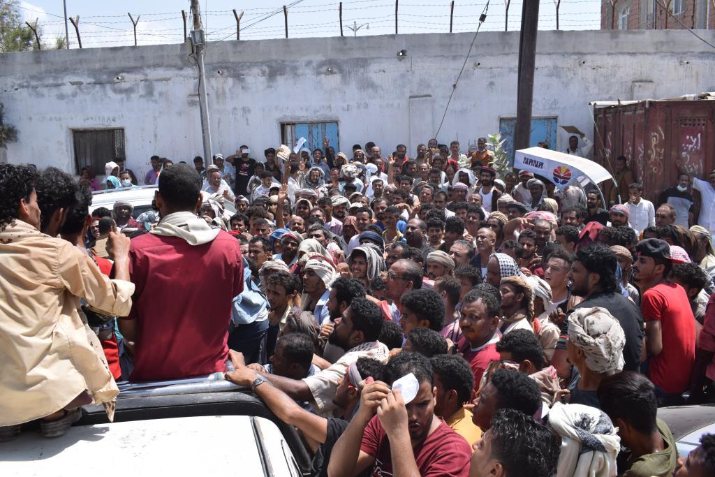 وزارة الصحة وسلطة عدن واتخاذ قرارات حول اشكاليات الازدحام على مراكز التحصين ضد كورونا 