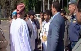 حال استمروا رفض خطط السلام .. الوفد العماني يحذر الحوثيين من عزلة دولية