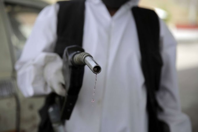 لمداراة فشلهم في إدارة مناطق سيطرتهم .. الحوثيون يرفعون أسعار الوقود