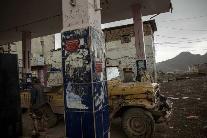 الحوثيون يرفعون أسعار الوقود لمواجهة أزماتهم المالية