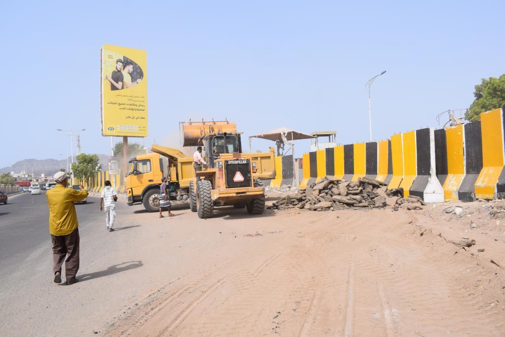 سلطة عدن تتفقد اعمال التأهيل و الترميم لخط مطار عدن الدولي