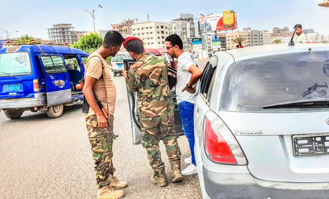 استمراراً للحملة الأمنية في عدن.. قائد القطاع الشرقي للحزام : المواطن هو رجل الأمن الأول