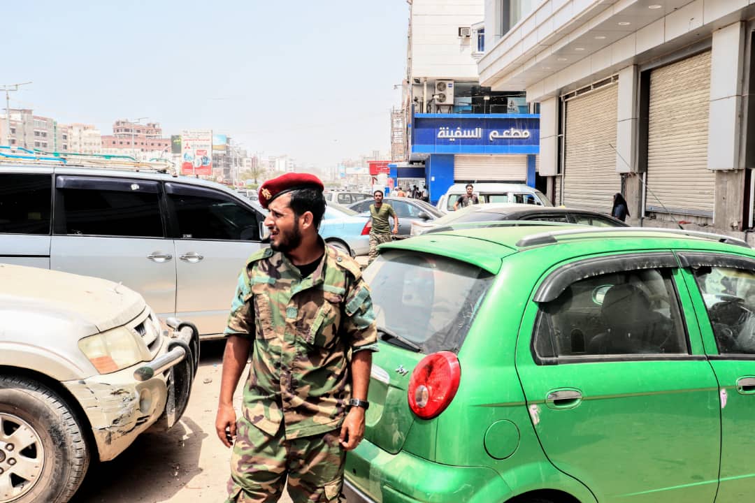 ضبط عشرات السيارات المخالفة في سادس أيام الحملة الأمنية في عدن