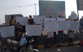 احتجاجات لأفراد اللواء الثالث تهامة في مدينة الخوخة الساحلية 