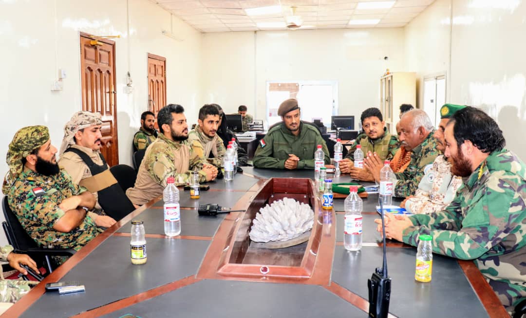 قائد الحزام في عدن يترأس إجتماع مع قادة القطاعات بالحزام الأمني بالمحافظة