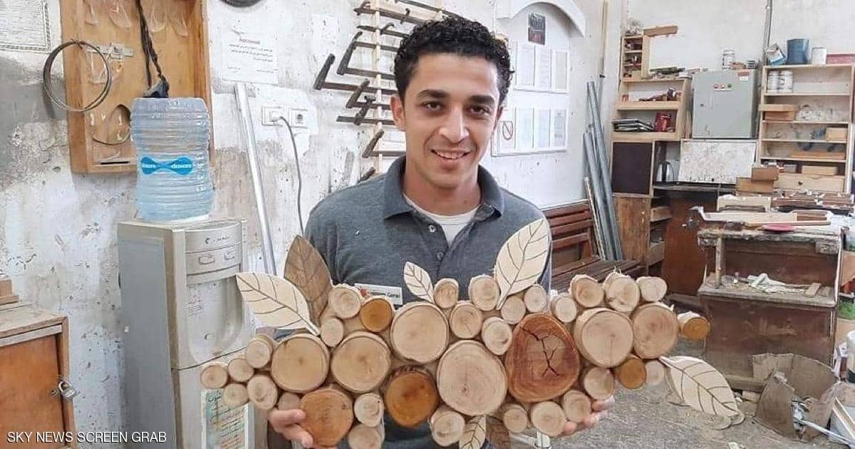 بأيدي مبتورة الاصابع : فنان مصري يصنع التحف الخشبية