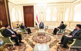 الرئيس هادي يفاجئ الجميع ويعقد لقاء مع قيادات الدولة ويجري اتصال بالداخل