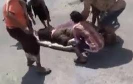 شاهد بالفيديو : لحظة سقوط أحد عمال مجمع اخوان ثابت
