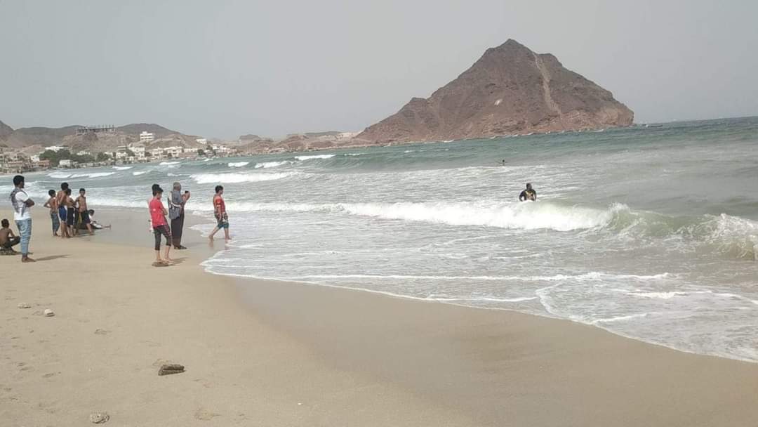 بالرغم من قرار منع السباحة ..غرق ثلاثة شباب في سواحل عدن