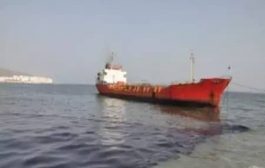 فيديو + صور : جنوح سفينة محملة بمادة الديزل تابعة لشركات 