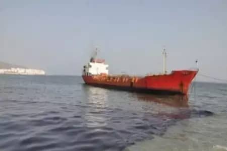 فيديو + صور : جنوح سفينة محملة بمادة الديزل تابعة لشركات 