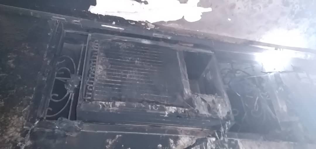 سلطة البريقة تتفقد أضرار حريق نشب بأحد المنازل في منطقة صلاح الدين