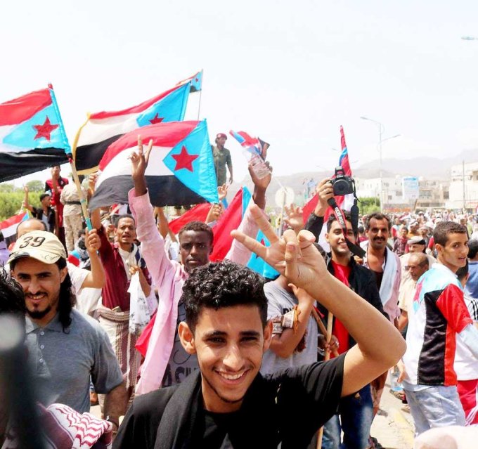 تنفيذ اتّفاق الرياض يتعثّر ويعصف بأمل توحيد معسكر الشرعية اليمنية