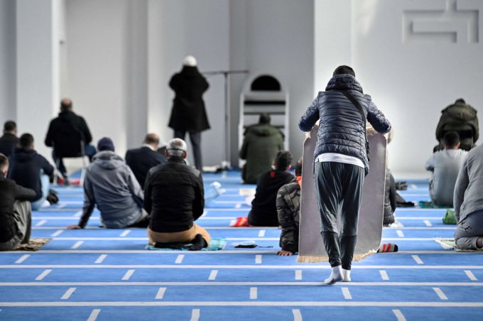 فرنسا تواجه الانفصالية الإسلامية بقوة: إقالة إمامين بسبب خطاب متطرف