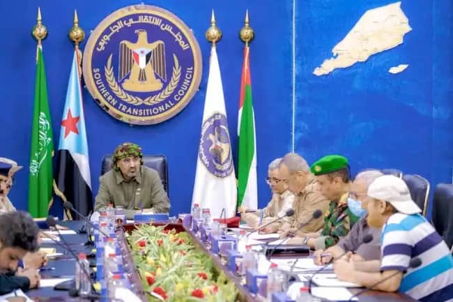 الزُبيدي يرأس اجتماعا للقيادات العسكرية والأمنية